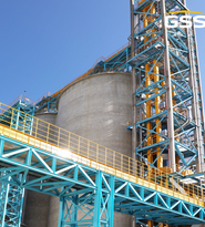 三托輥皮帶輸送機(jī)的結(jié)構(gòu)相對簡單，維護(hù)保養(yǎng)相對容易，成本較低